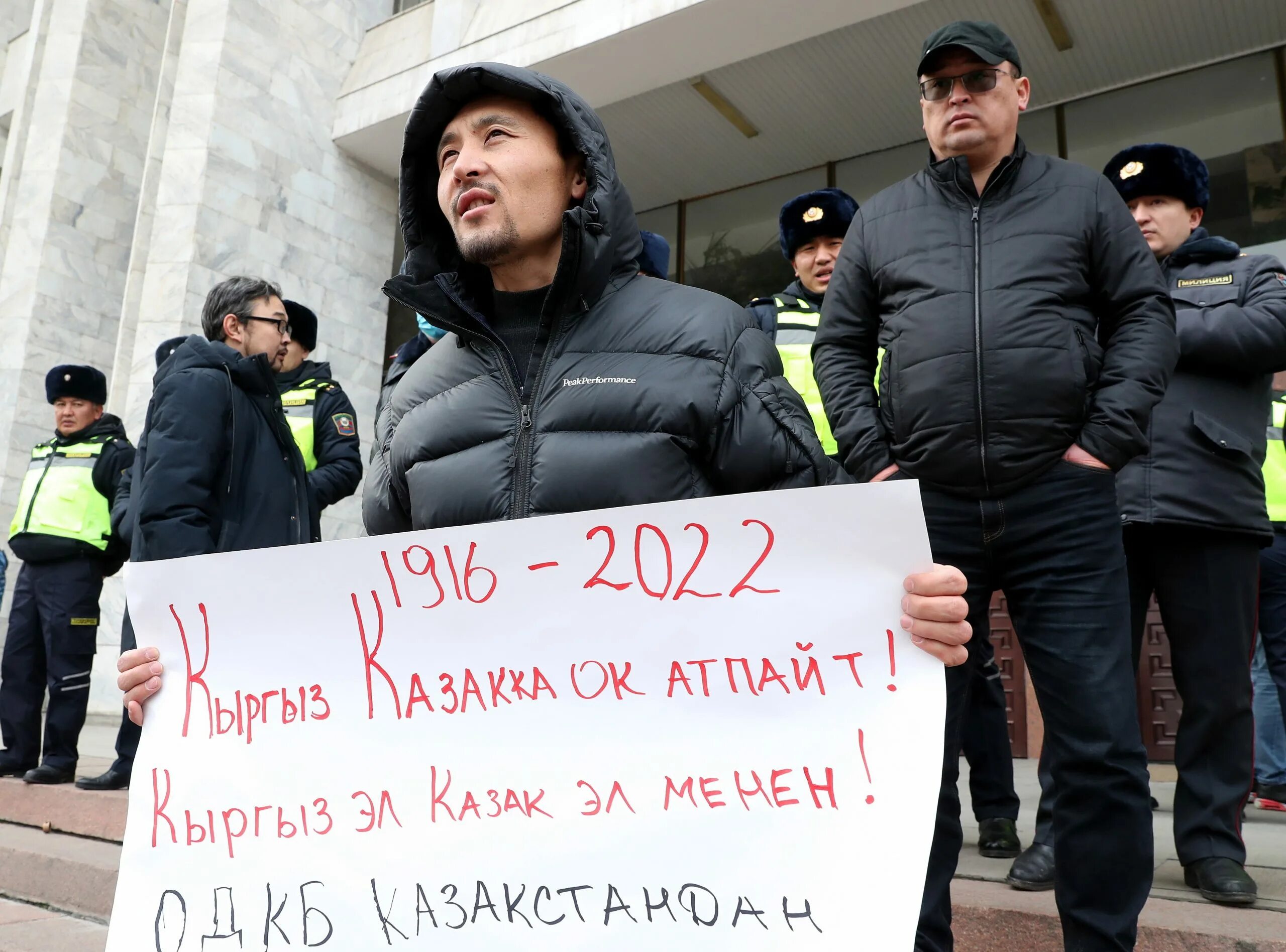 Кадров казахстан. Жители казахстана. против чего протесты в казахстане. жители казахстана против миротворцев. страшные кадры с казахстана.