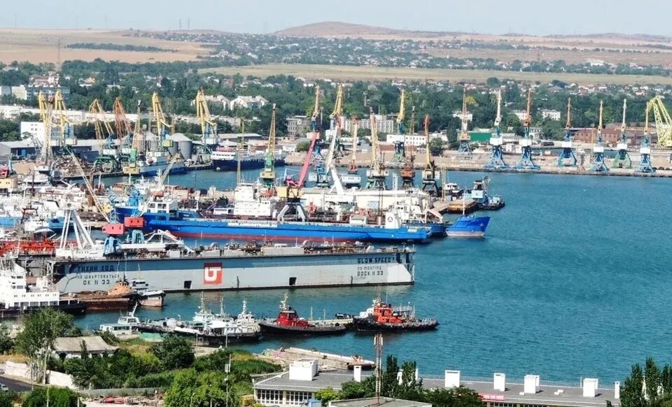 Амп керчь. Морской колледж керчь. Морской порт керчь. Керченский морской порт. Торговый порт керчь.