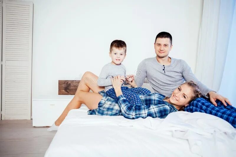 Семья на кровати. Sleeping with dad. Сон про папу. Sleep with daddy. Mom son dad sleeping.