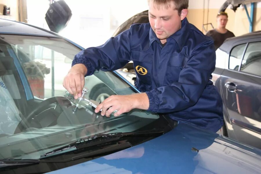 Windshield chip repair. Стекло в машиностроении. Скол лобового стекла. Скол лобового стекла. Ремонт автомобильных стекол лобового.