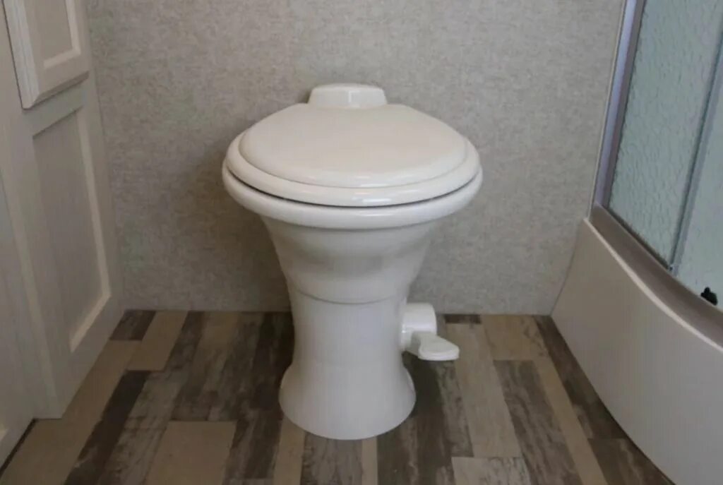 Гравитационный унитаз с педалью Octon. Гравитационный туалет с педалью, 3702. Унитаз пластиковый со сливом. Унитаз с педалью для дачного туалета. Унитаз вагонный