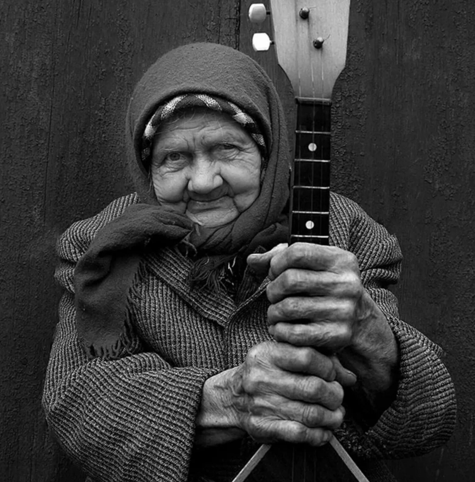 Старушка с гитарой. Бабка с гитарой. Блатная старушка. Смешная бабулька.