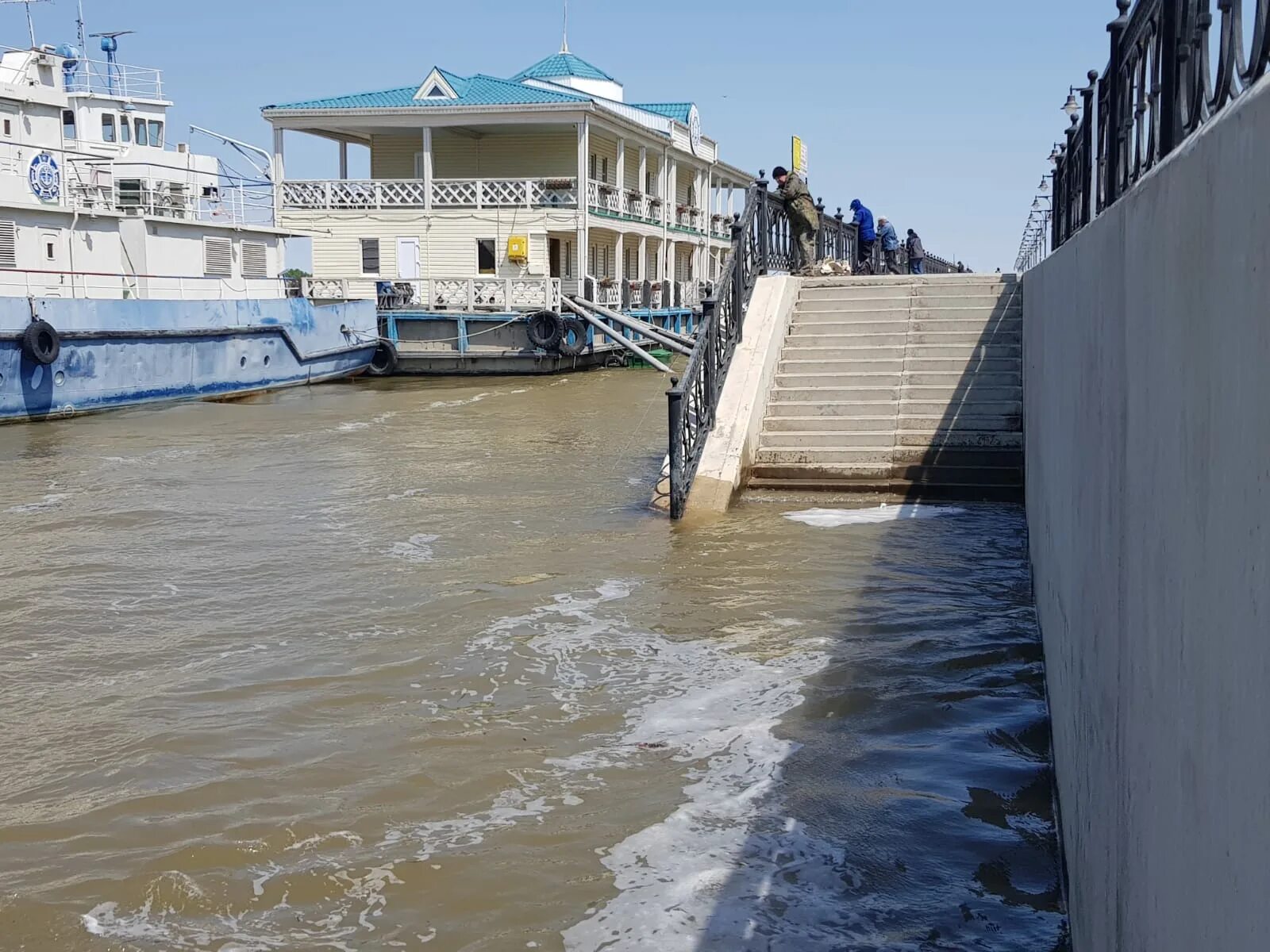 Уровень воды астрахань в 2024. Половодье в Астрахани. Наводнение в Астрахани в 1979. Остров городской Астрахань паводок. Затопление Астрахани.