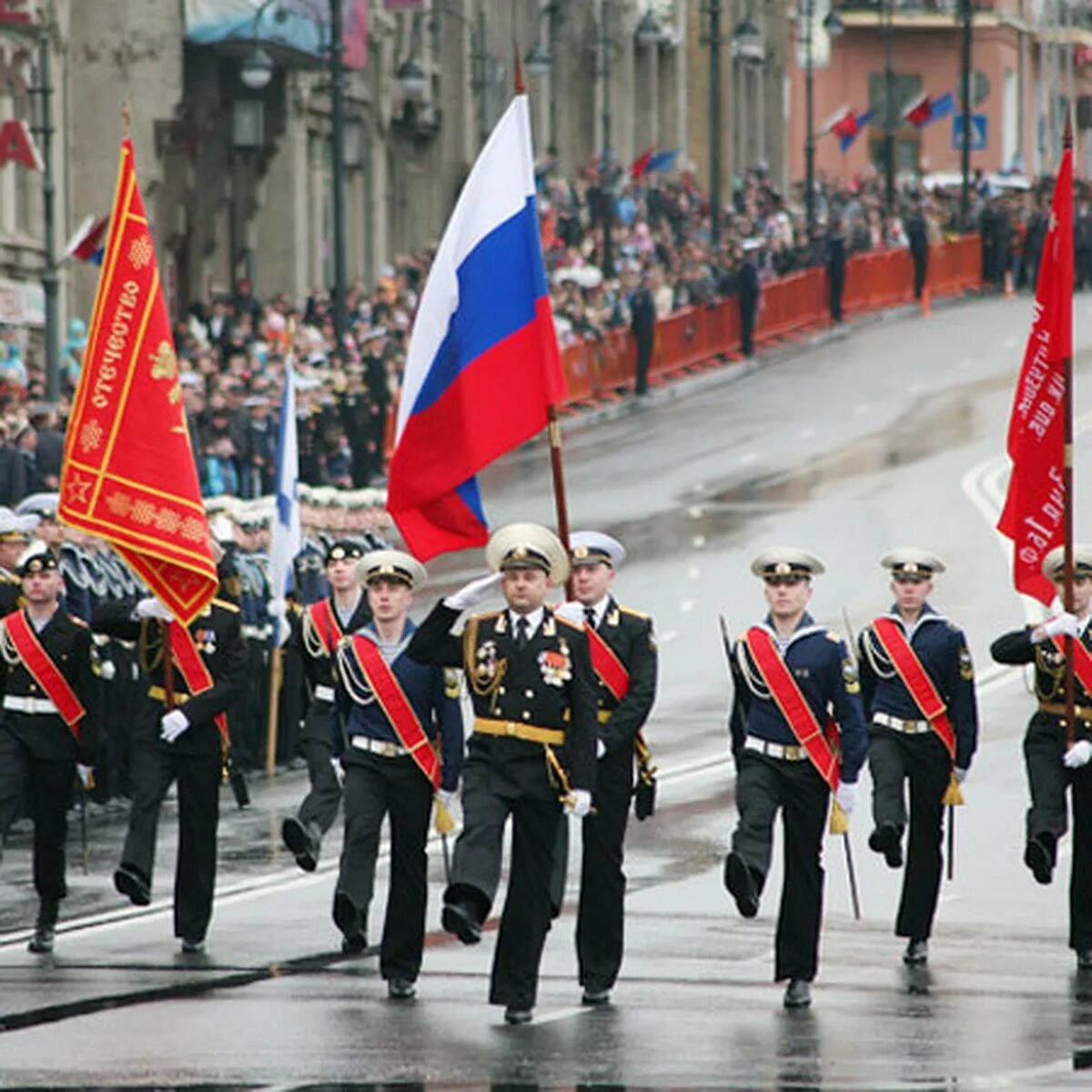 Знамя парада победы. Парад знамен. Знамя Победы на параде. Вынос Знамени. Парад с флагами.