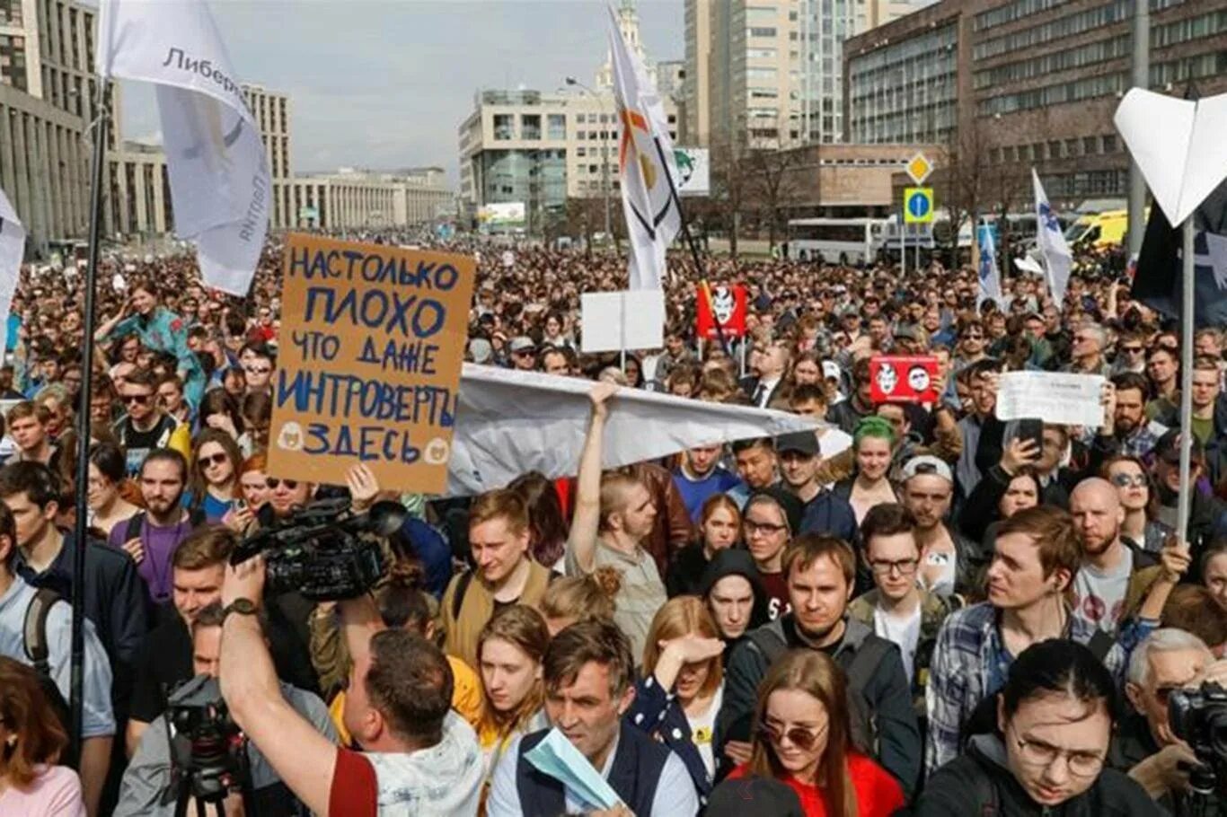 Почему запретят телеграм. Митинг против войны с Украиной в Крыму сегодня. Телеграмм митинг цензура девушка.