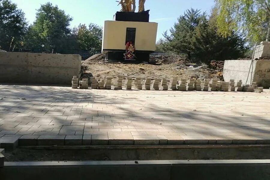 Краснодарский край,курганинский р-н,,светлая заря. Светлая заря краснодарский край. Поселок светлая заря краснодарский край улица школьная картинки. Светлая заря краснодарский край. Мемориал в курганинске.