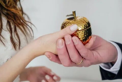 Золотое яблоко в руке