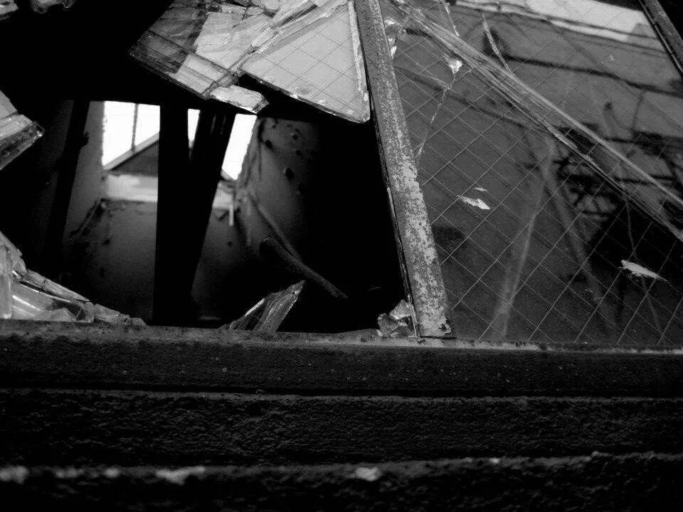 Разбитое окно во сне женщине. Разбитое стекло в окне. У окна. Разбитое окно во сне женщине. Разбитое окно во сне женщине.