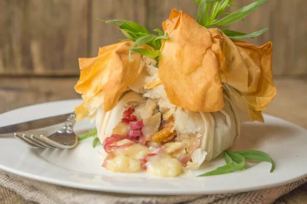 тарталетки из слоеного теста. греческий десерт фило. фило с грушей и камамбер. фило с грушей и камамбер. выпечка из теста фило.