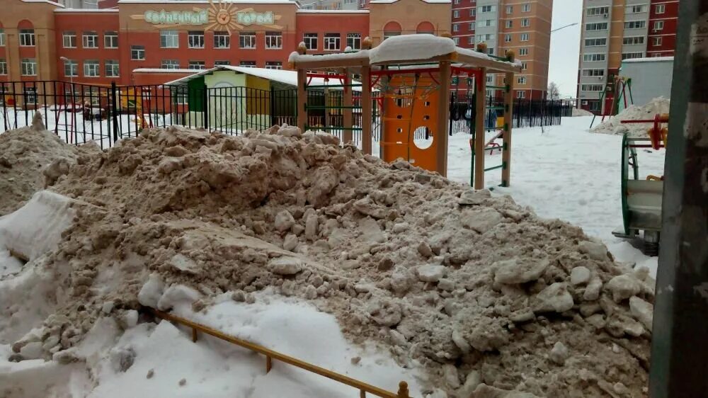 Растаяли почти. Снег на детской площадке. Сугробы на детской площадке. Грязный снег на детских площадках. Детская площадка под снегом.