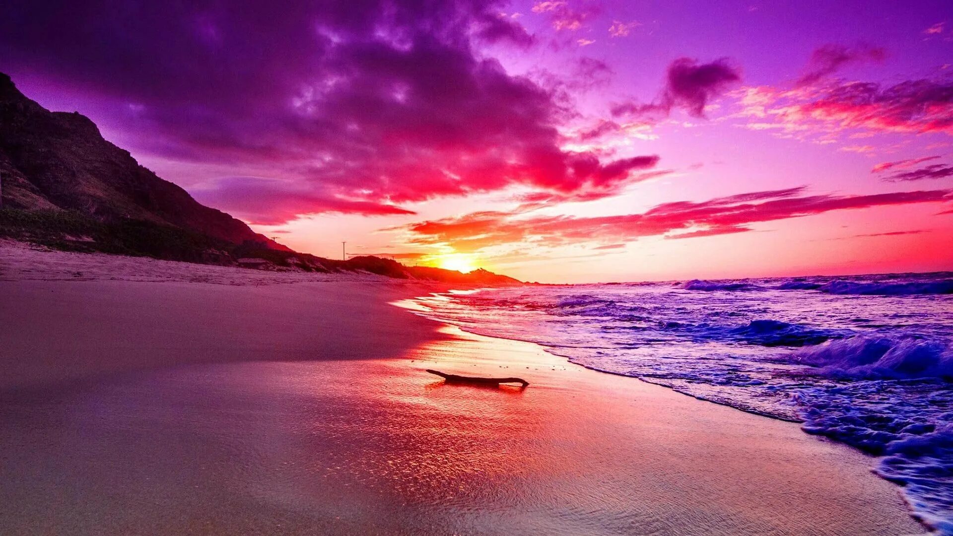 Розовый закат. Пляж закат. Фиолетовый закат. Красивый фиолетовый закат.