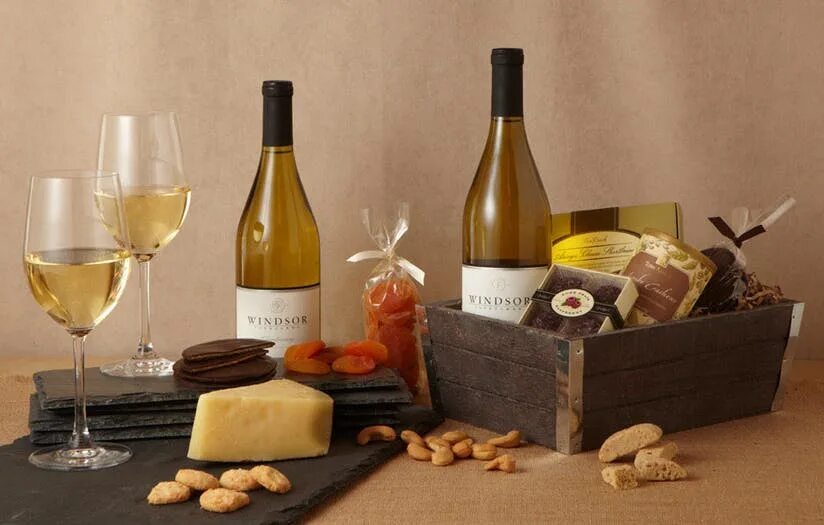 вино в подарок. подарок " мужчине". алкогольные подарочные наборы. какое вино подарить женщине. вино и цветы.