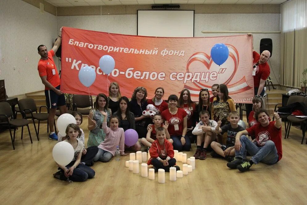 Значок красная гвоздика память поколений. Помощь детям благотворительный фонд. Благотворительный фонд красная. Подари жизнь лого. Благотворительный фонд красная.
