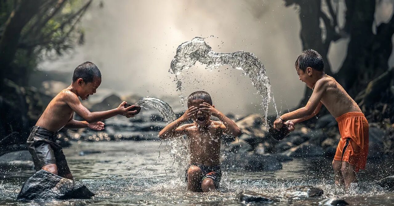 Обои дети плещутся в воде. Ценность воды для человека фото. Water Fighters. Have a Water Fight. Water fights