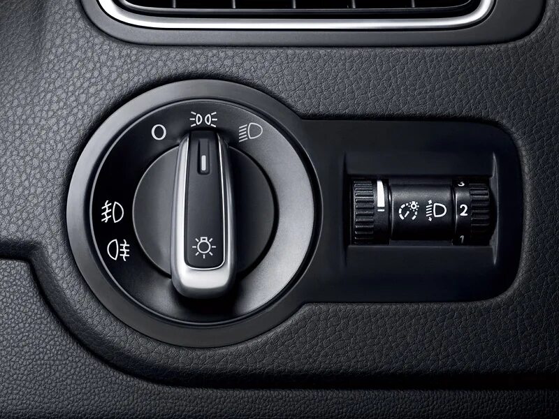 Поло как включить противотуманные фары. Volkswagen polo включение фар. фольксваген поло включение света. включение фар на фольксваген поло. включение фар на автомобиле фольксваген поло.