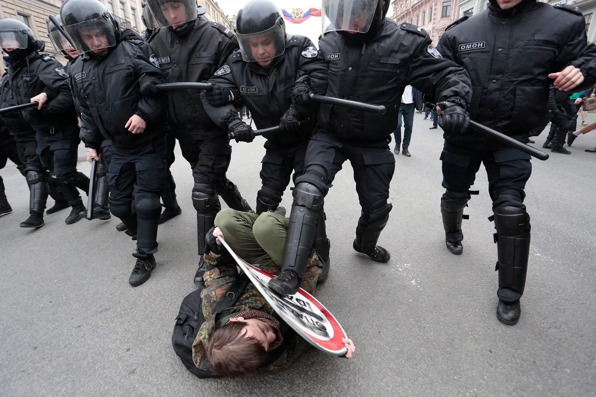 Почему не приехал омон. ОМОН избивает протестующих.