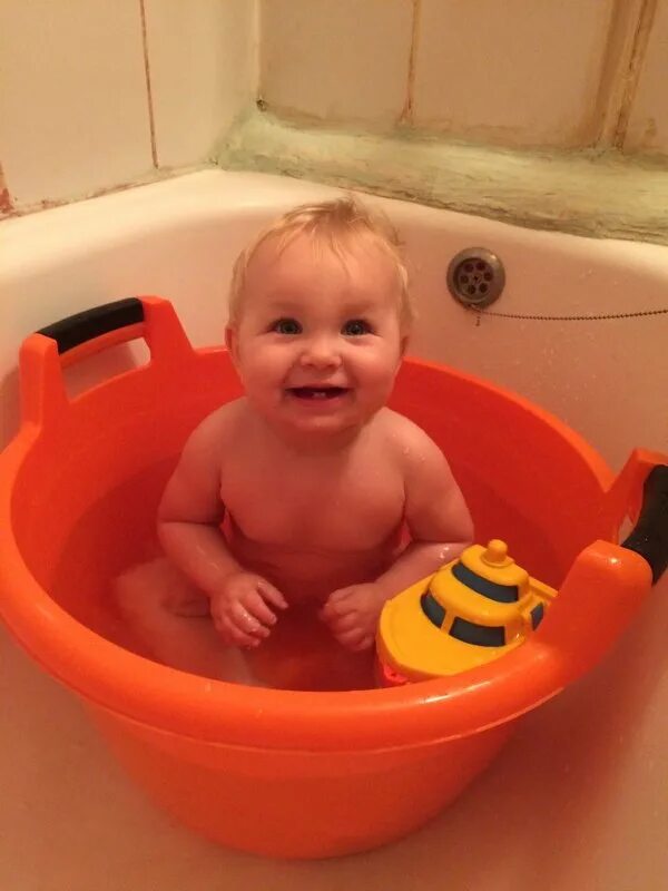 купаться в корыте. корыто для купания. купание в ушате. дети в ванной 13 лет. водная купель.