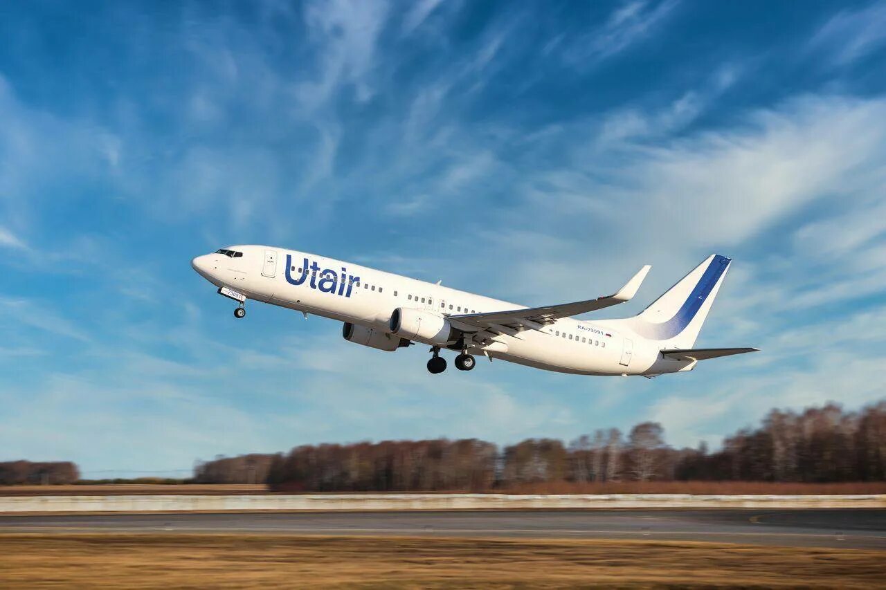 Ютэйр самолеты сургут. Boeing 737 ютэйр. Utair 801 16 декабря. Пилот авиакомпании ютэйр. Аэропорт сургут ютэйр.