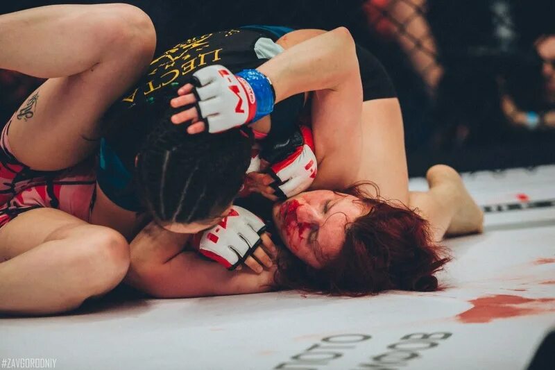 Боевые единоборства. Клуб женских единоборств женщина против мужчины. Смешанные единоборства единоборства м м м. Турнир битва в горах ингушетия. Самая первая лига в мире по смешанных единоборств.