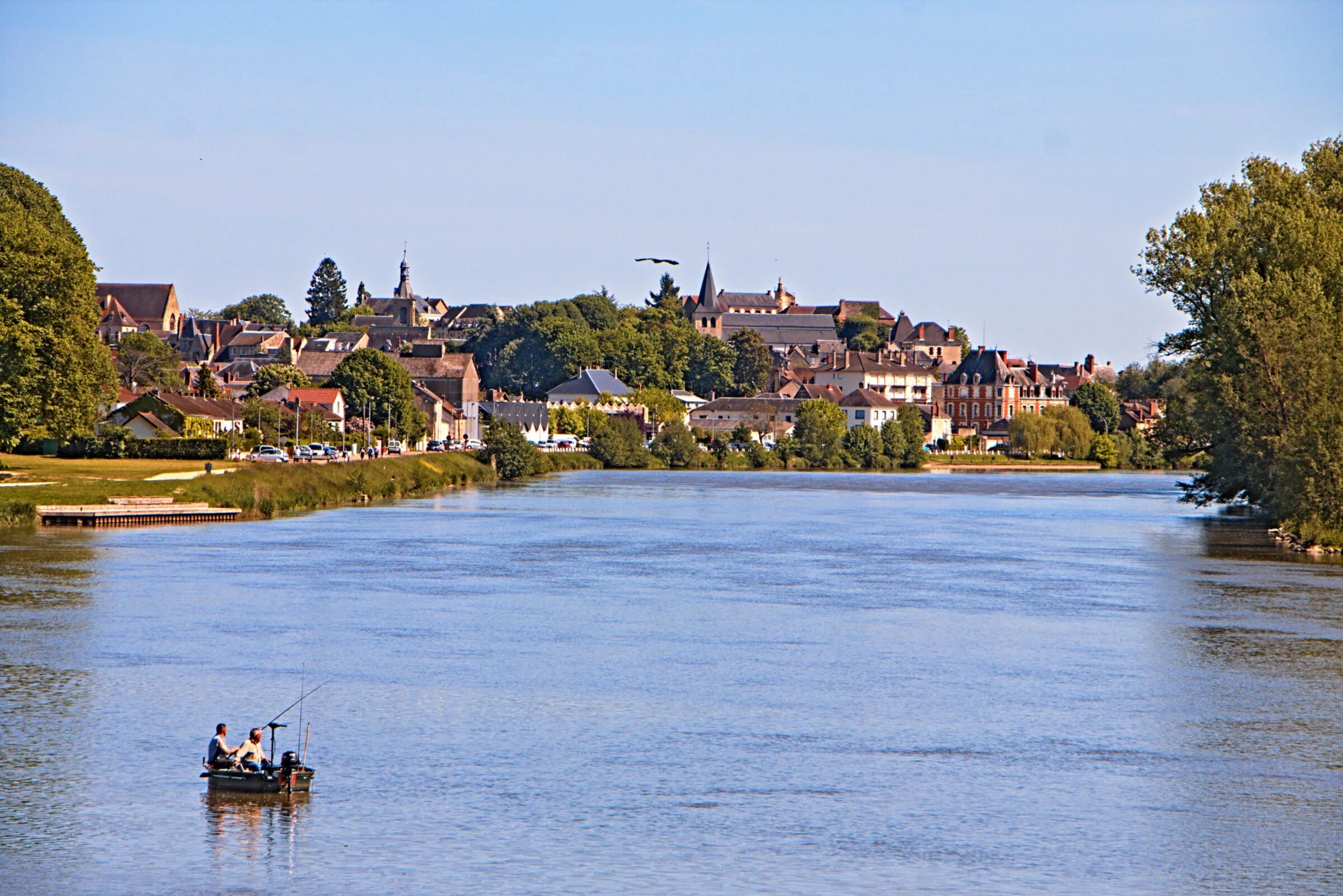 Река франции 2 букв. Реки Франции Loire. Река Луара. Берег река Луара во Франции.