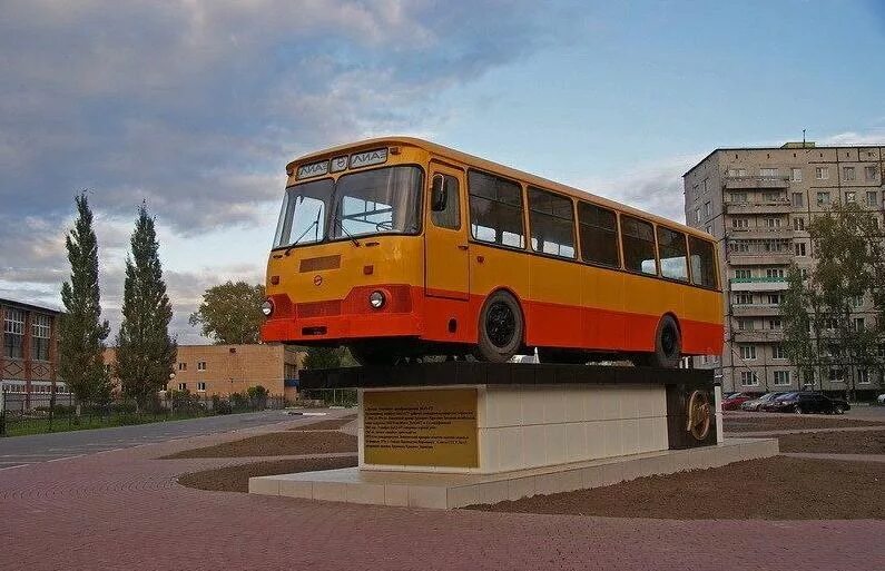 Монумент автобус. Памятник лиаз 677 в ликино-дулево. лиаз ликино дулево. памятник автобусу лиаз-677. ликино дулево памятник автобусу.
