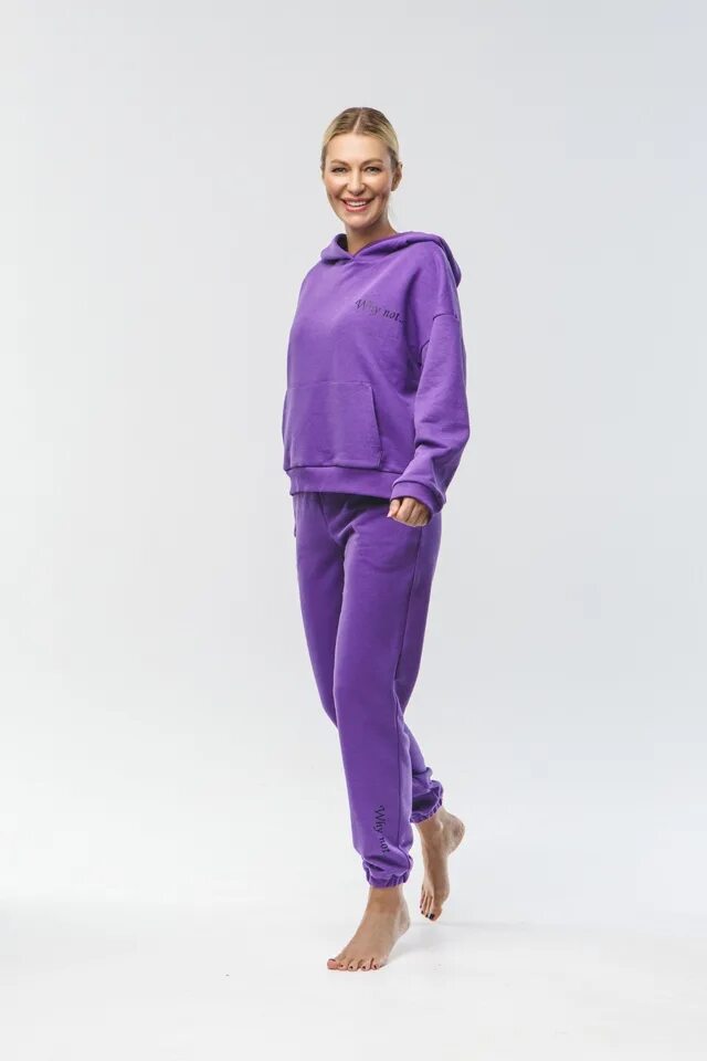 Фиолетовый спортивный костюм. Спортивный костюм женский. Сиреневый спортивный костюм женский. Фиолетовая одежда.