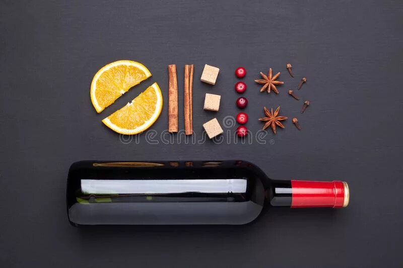 Глинтвейн сверху на черном фоне. Глинтвейн специи в треугольнике красиво. Глинтвейн напиток безалкогольный. Глинтвейн классический. Грог глинтвейн сбитень.