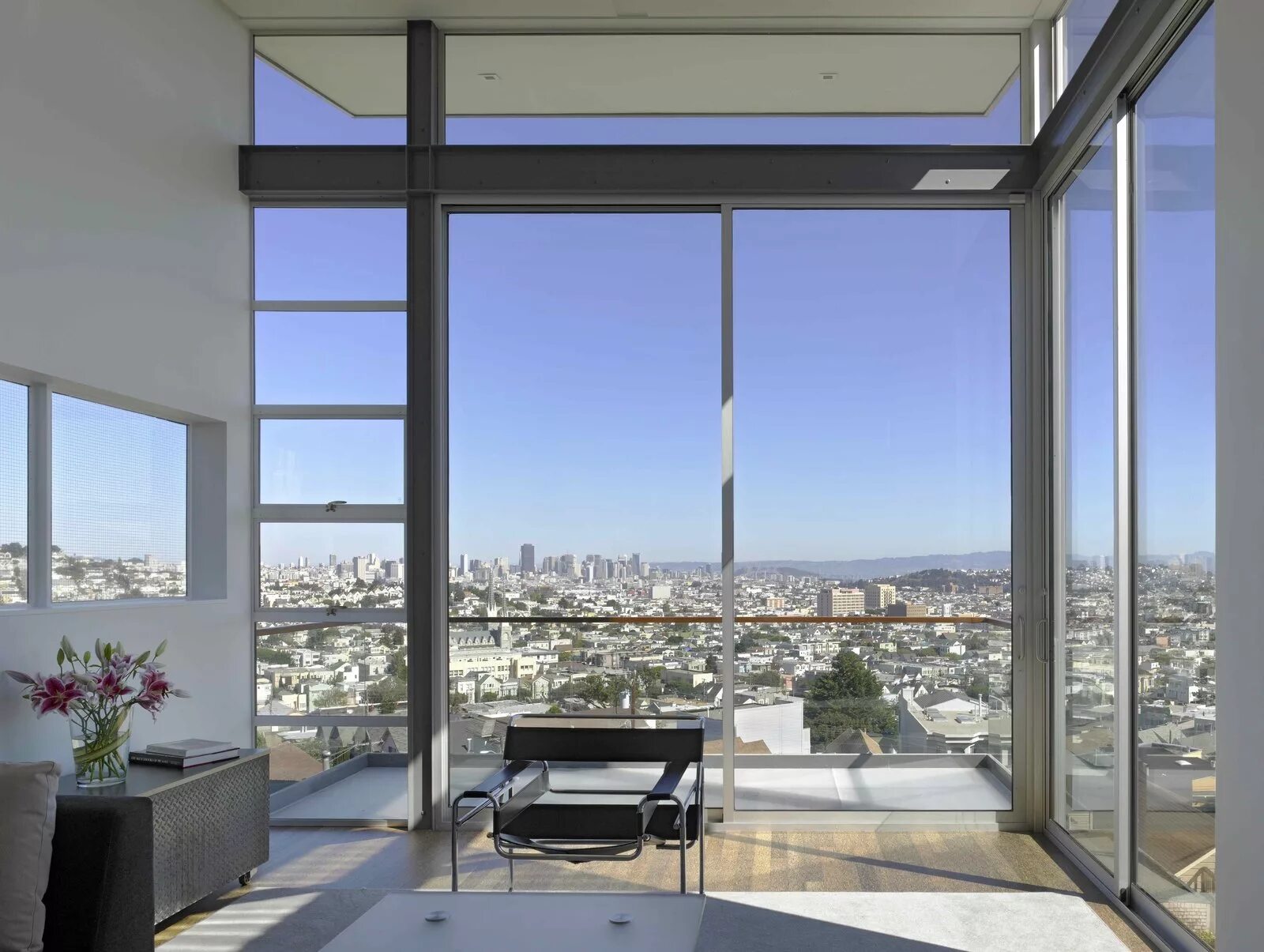 Панорамные окна. Панорамные окна. Панорамные окна в частном доме. Шторы на панорамные окна в гостиной. Скай ривер панорамные окна.