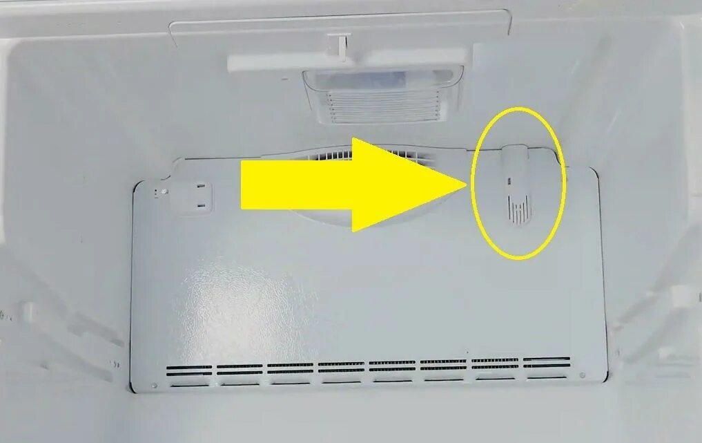 Температурный датчик в морозильной камере Вирпул. Датчик Вирпул морозильный. Расположение датчиков в морозилке холодильника. Задняя стенка холодильной камеры.