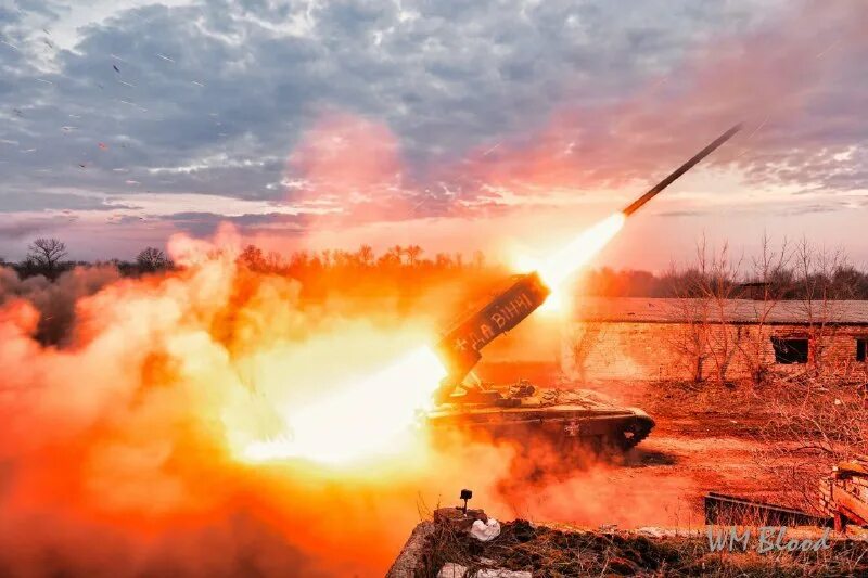 тос-1а солнцепек. тос-1а солнцепек. солнцепёк система залпового огня. тос 1а солнцепек сирия. солнцепек в действии.