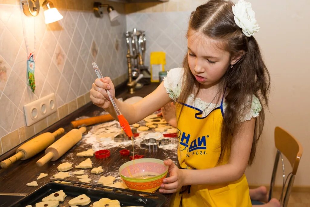 Будь готов готовить. Дети дома готовят на кухне сами. Мама с дочкой лепят. Готовят как готовят комнату для выписки. Дочкашкольница готовит ДМА.