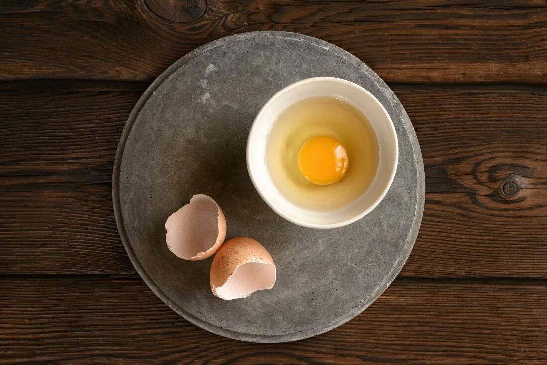 Сырое яйцо. Яйцо отварное. Яйцо на блюдечке. Яйца в сыром виде. Сон яйцо вареное к чему снится