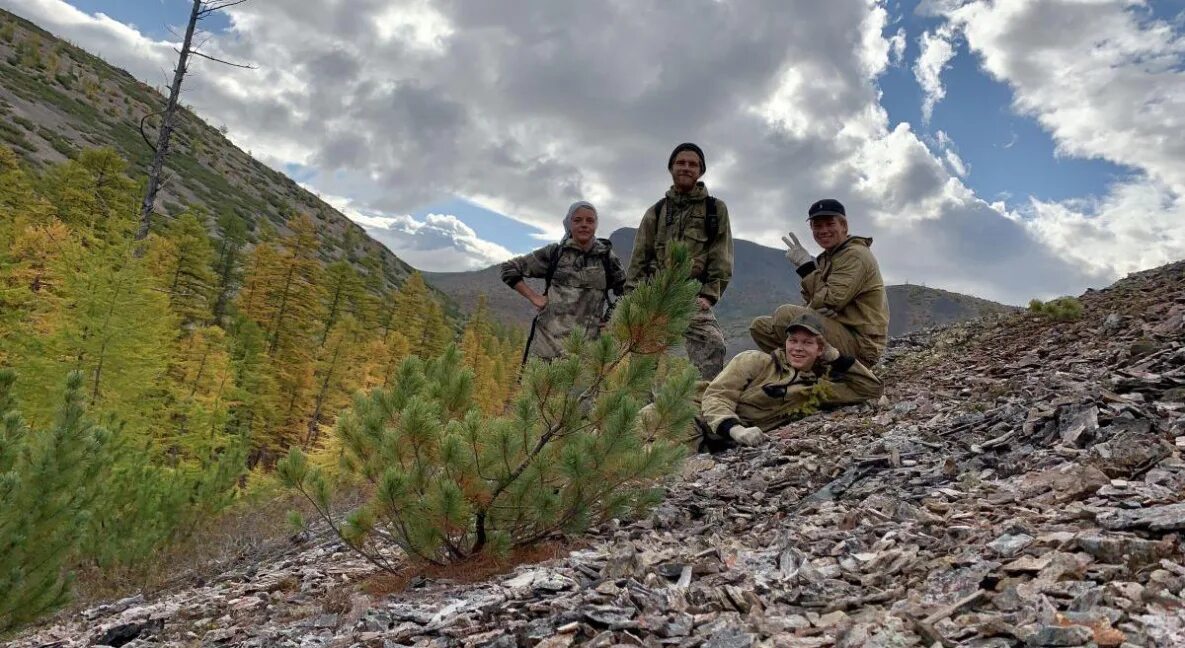 добыча нефрита на полярном урале. минералы полярного урала. геолог с камнями. месторождения геолога. месторождения геолога.