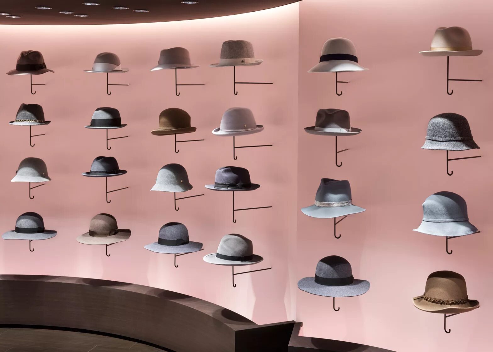 Hat shop. Витрина для головных уборов. Витрина шляп. Выкладка головных уборов. Витрина магазина шляп.