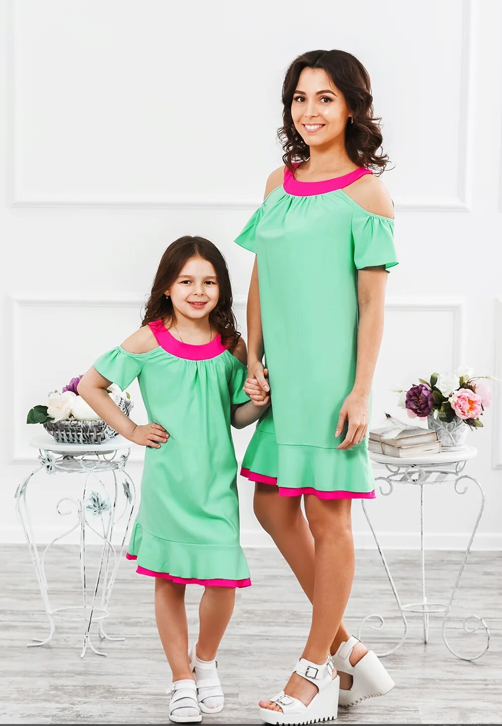 Одинаковые платья для мамы. Мама и дочка с платьем. Платье мама и дочка одинаковые. Платье для мамы. Платье для девочки и мамы одинаковые.