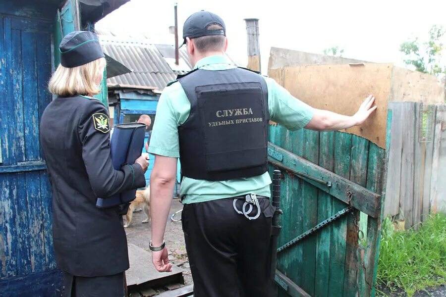 Может ли пристав продать долг. Приставы и должники. судебные приставы пришли. приставы забирают имущество. пенсионеры и приставы.