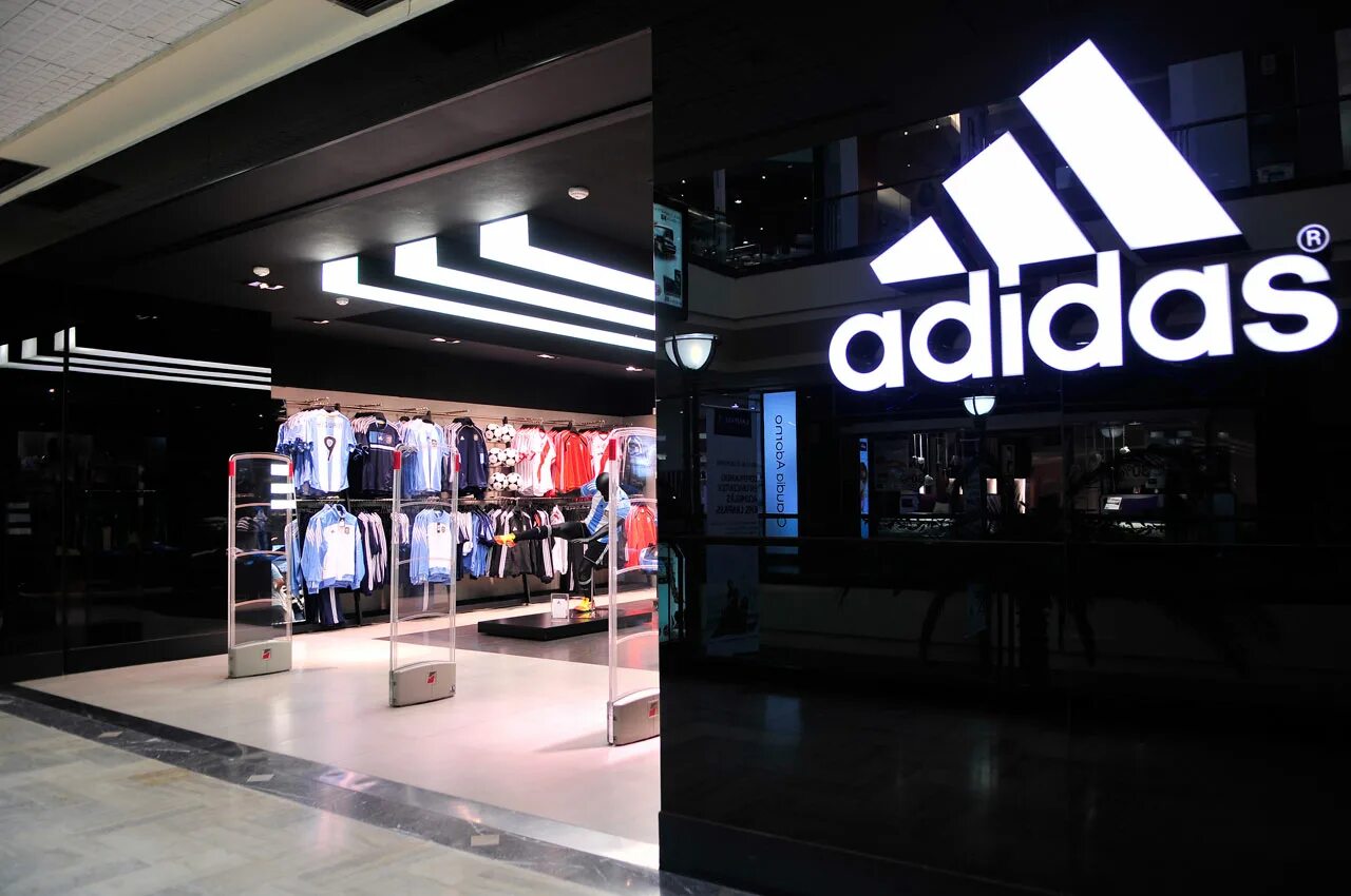 Магазины adidas в России. Adidas Originals фото магазина. Адидас в Ташкенте магазин.