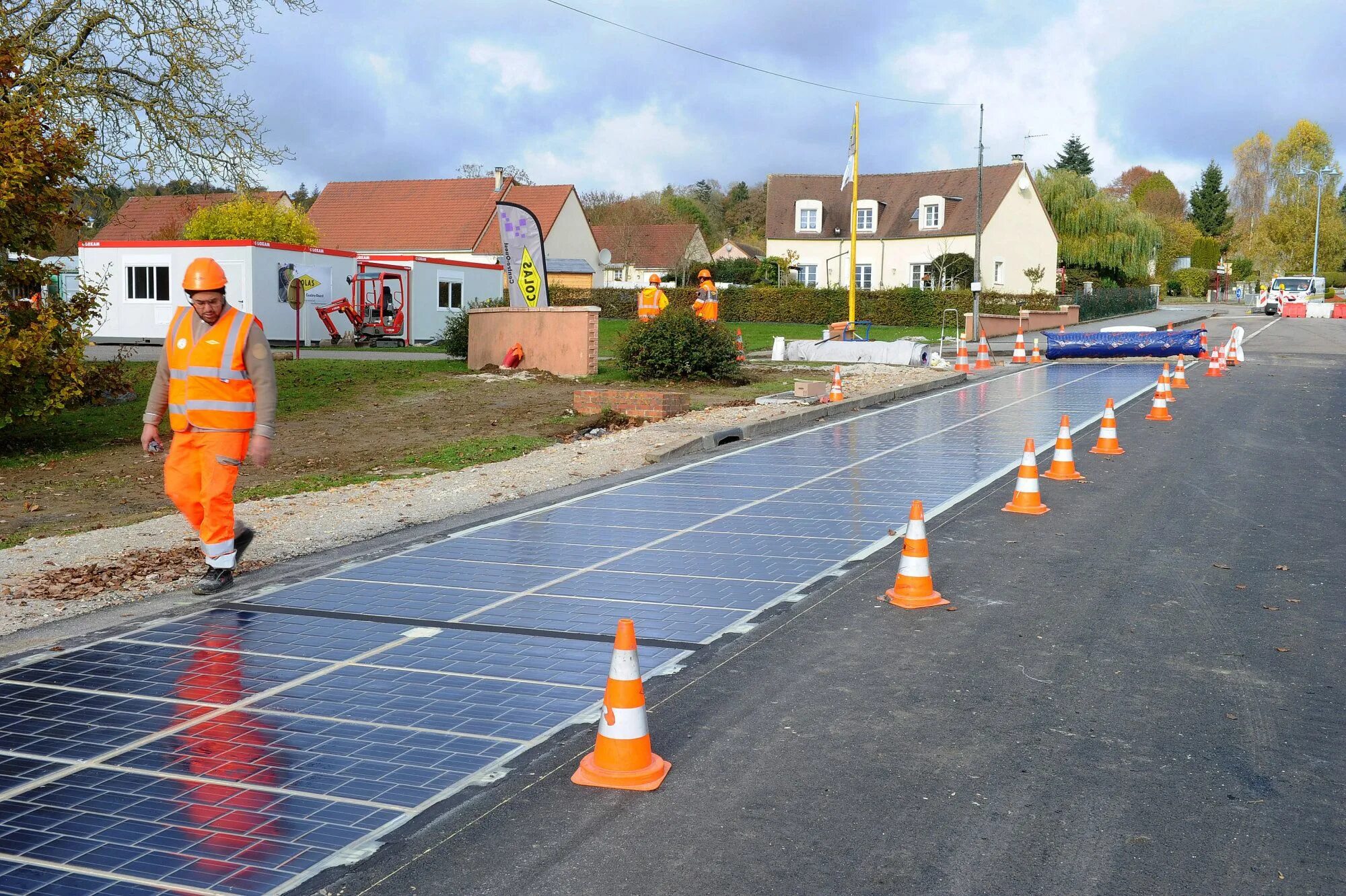 Solar roadways (солнечные дороги. Умная дорога Solar roadways. Дорога из солнечных батарей во Франции. Дорожное покрытие.