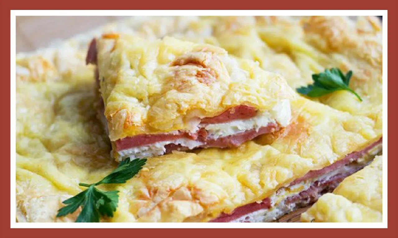 Слоеные пирожки с яйцом и зеленым луком. Пирог из слоеного бездрожжевого теста. Слоеное тесто с луком и яйцом. Пирог из слоеного теста с зеленым луком. Слоеный пирог с мясом.