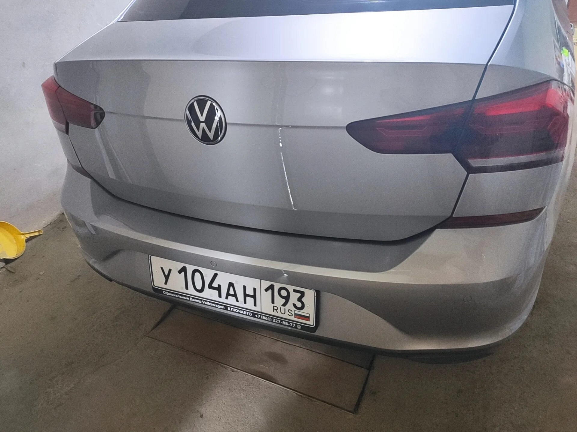 Задние парктроники на volkswagen polo. Парктроник задний vw polo. Volkswagen polo парктроник. Volkswagen polo парктроник. Polo sedan передний парктроник.