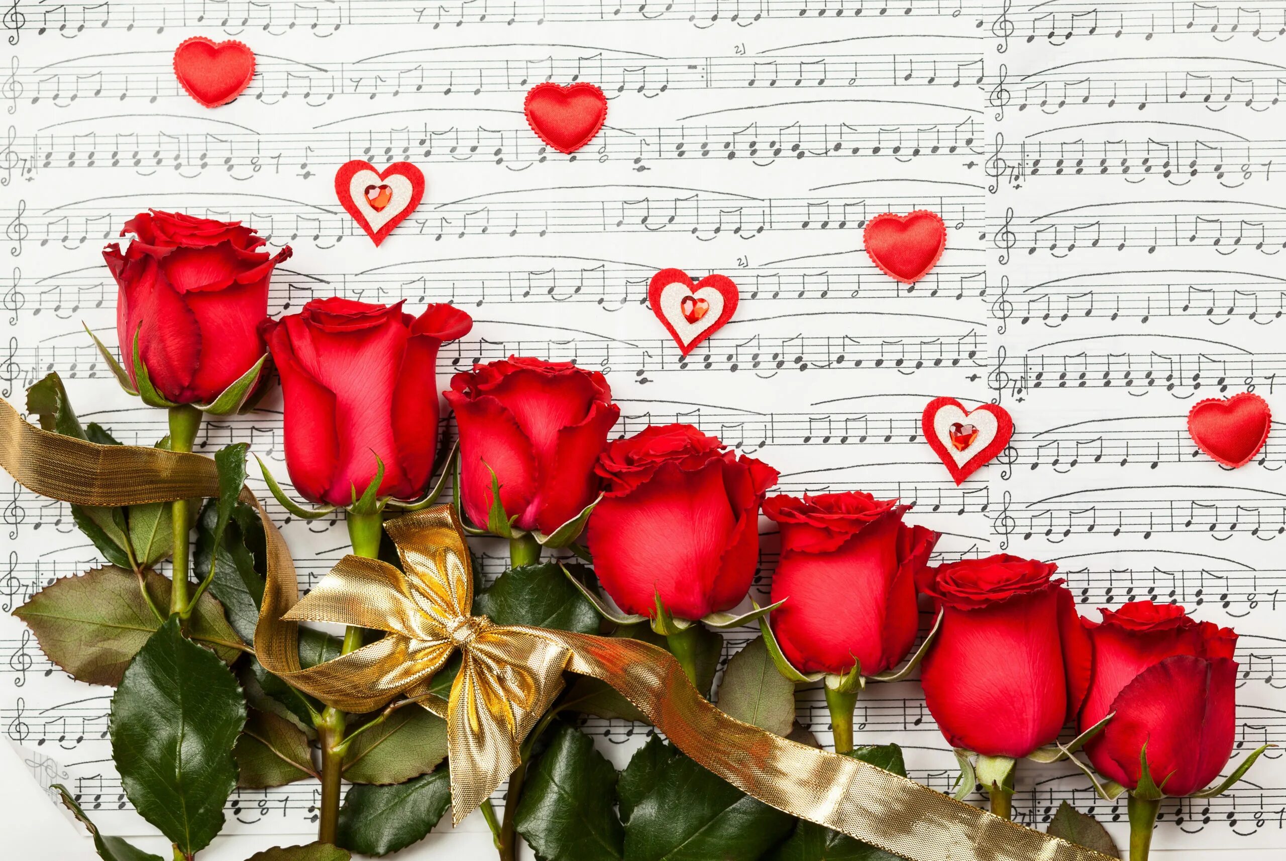 Красивая песня любимой женщине. Открытка музыканту. Музыкальная картинка с днем рождения. Цветы для любимой. Ноты и цветы.
