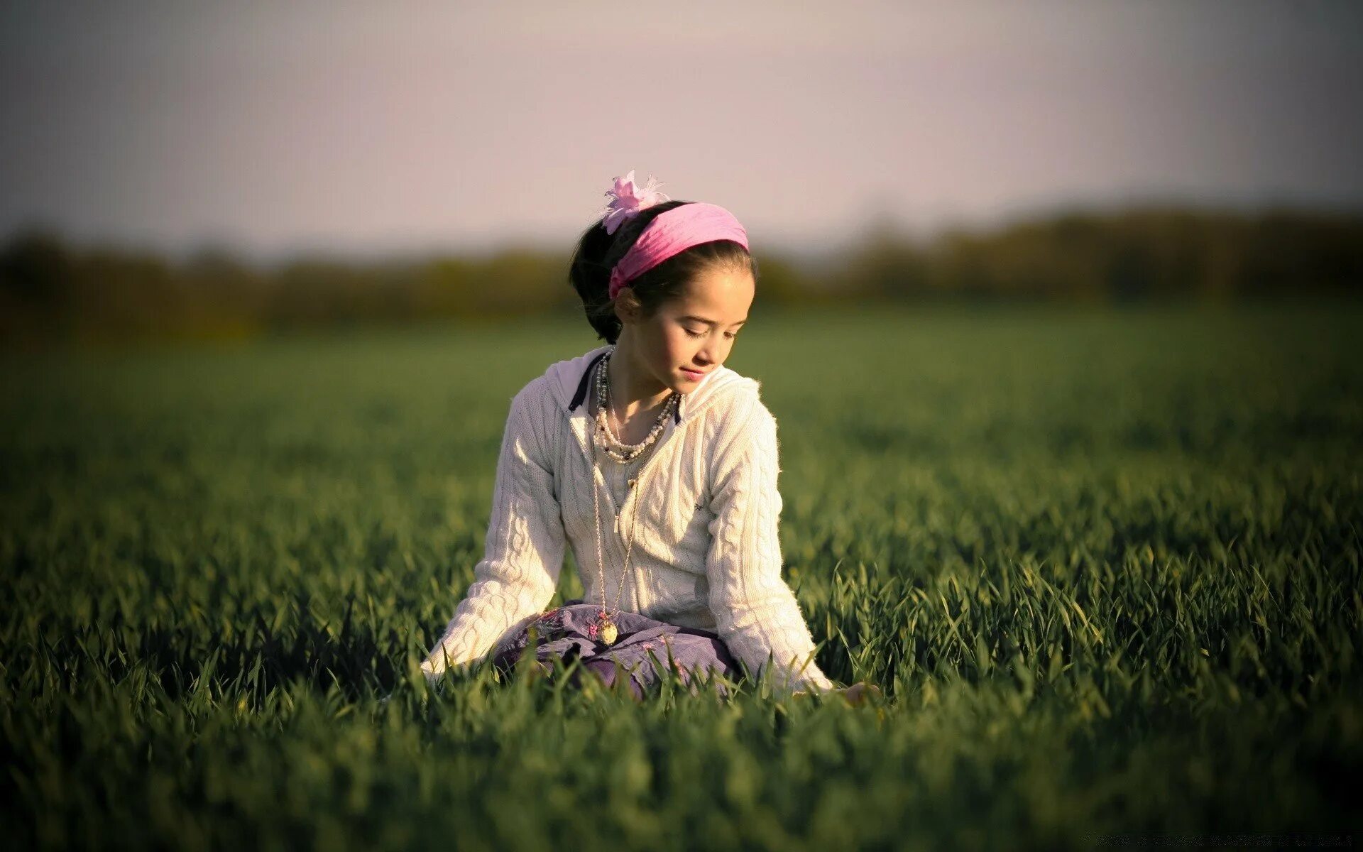 Field children. Девочка. Красота девочки. Эмоция спокойствие. Спокойствие дети.