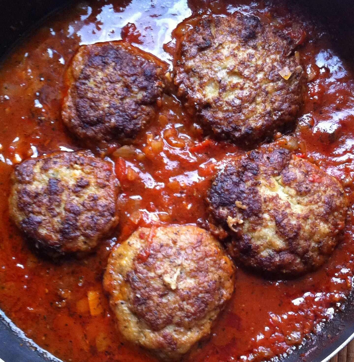 Котлеты с подливкой. Подлив для котлет. Вкусный соус к котлетам рецепт. Тефтели с рисом в томатном соусе. Котлеты в духовке с подливкой.