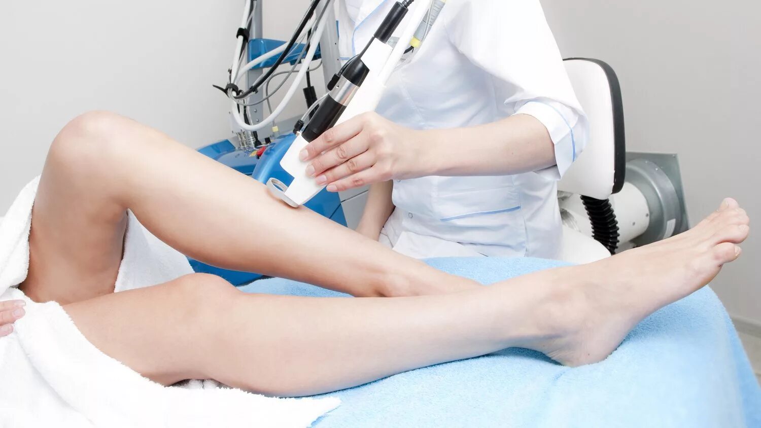 Процедура лазерной эпиляции ног. Эпиляция. Диодный лазер для эпиляции элос. Лазерная эпиляция голени. Диодная лазерная эпиляция.