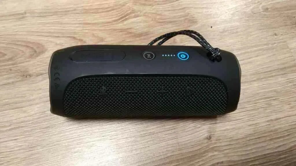 Paviršutiniškas turnyras vien tik ako zapnut bluetooth reproduktory a reprodukto