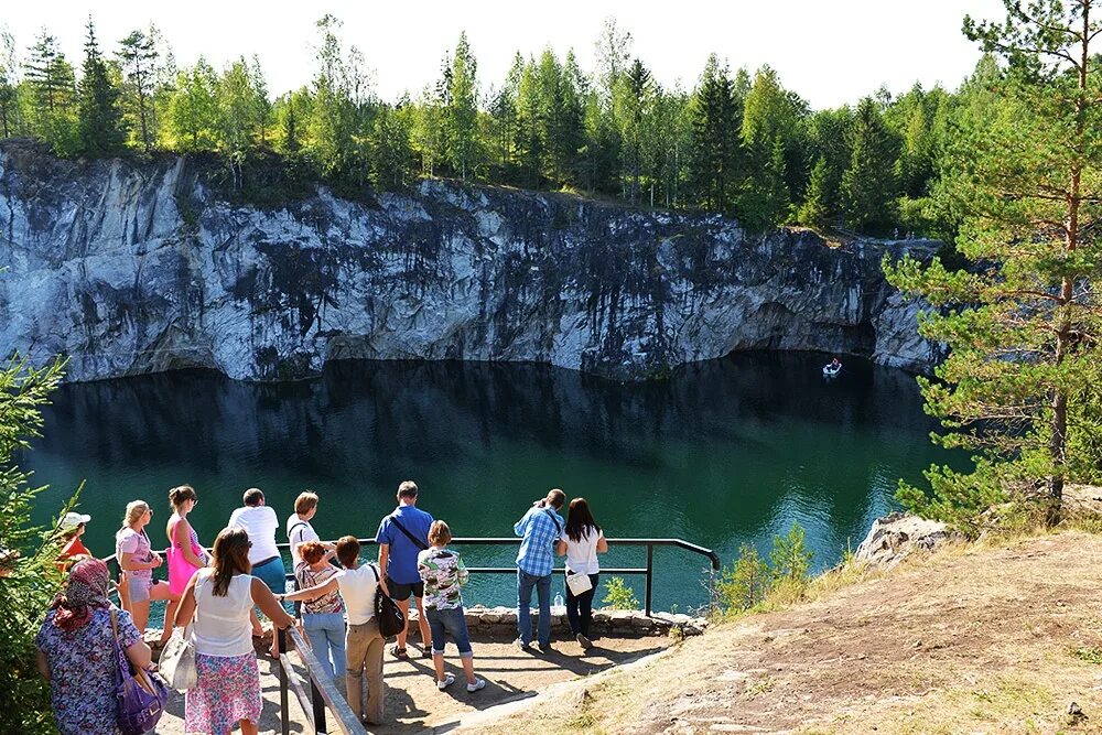 В какие город можно отдохнуть. Петрозаводск парк Рускеала. Мраморный каньон Рускеала туристы. Карелия Рускеала экскурсия. Горный парк Рускеала лодки.