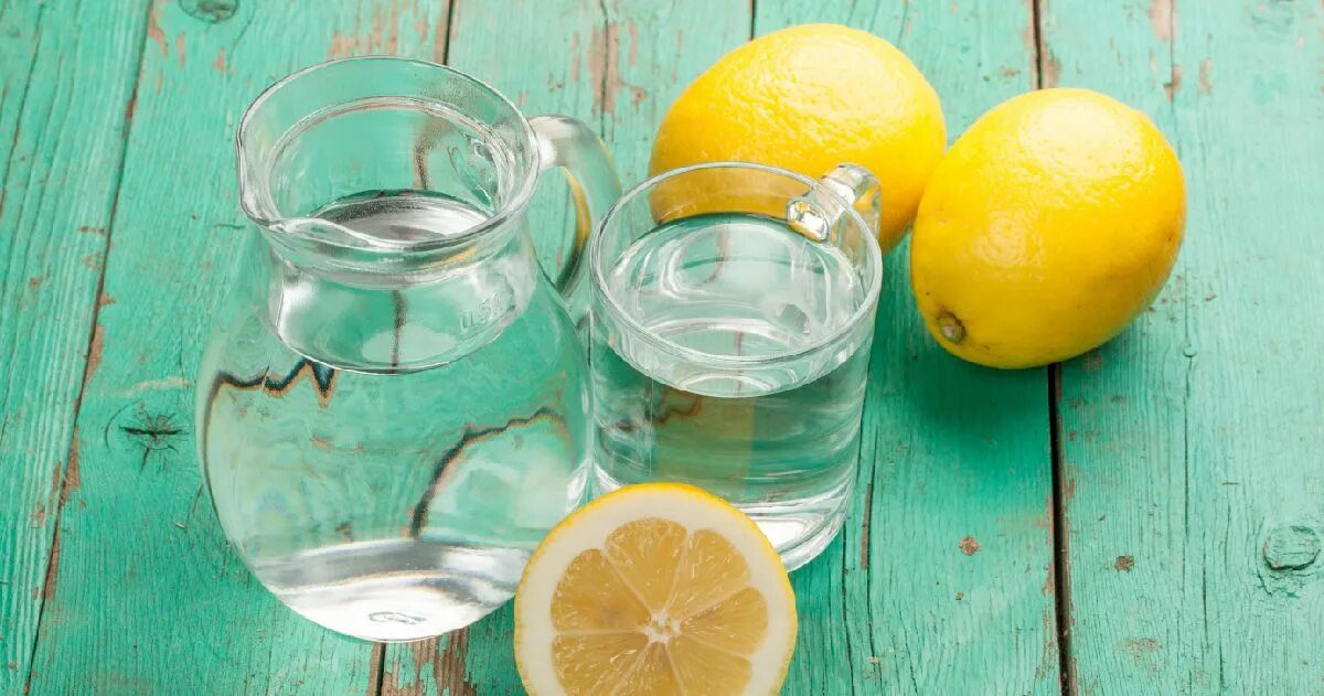 Вода с лимоном натощак вред. Лимонная вода. Вода с лимоном. Стакан воды с лимоном. Стакан с лимоном.