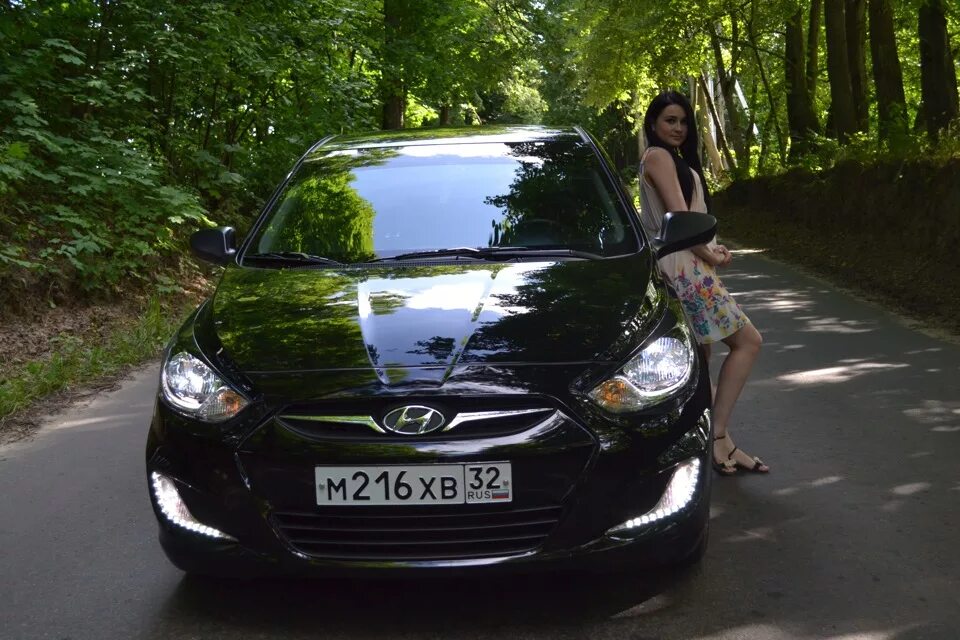 Солярис WGM 2011 фотосессия. Hyundai Solaris 1 девушка. Девушка в черном солярисе. Девушка на черном Хендай Солярис. Купить солярис в брянске