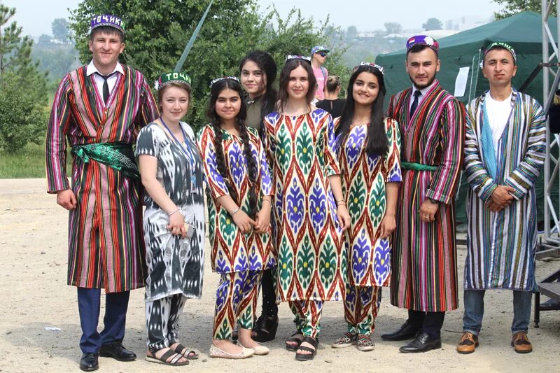 Памирцы горно бадахшан. Таджикские национальные праздники. Национальная тюбетейка таджикистана. Куртаи чакан попович. Таджикистан памирцы народ.