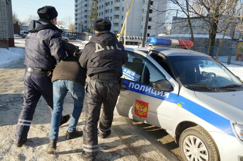 Полиция. Доставление в полицию. Полицейский арестовывает преступника.